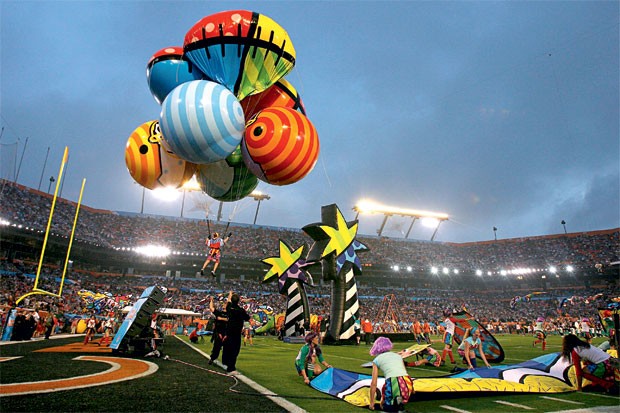 Participação de Romero Britto durante o Super Bowl, a grande final do futebol americano (Foto: GQ Brasil)