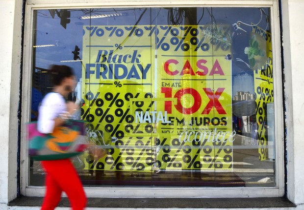 Consumidores brasileiros antecipam compras de Natal na Black Friday (Foto: Rovena Rosa/Agência Brasil)