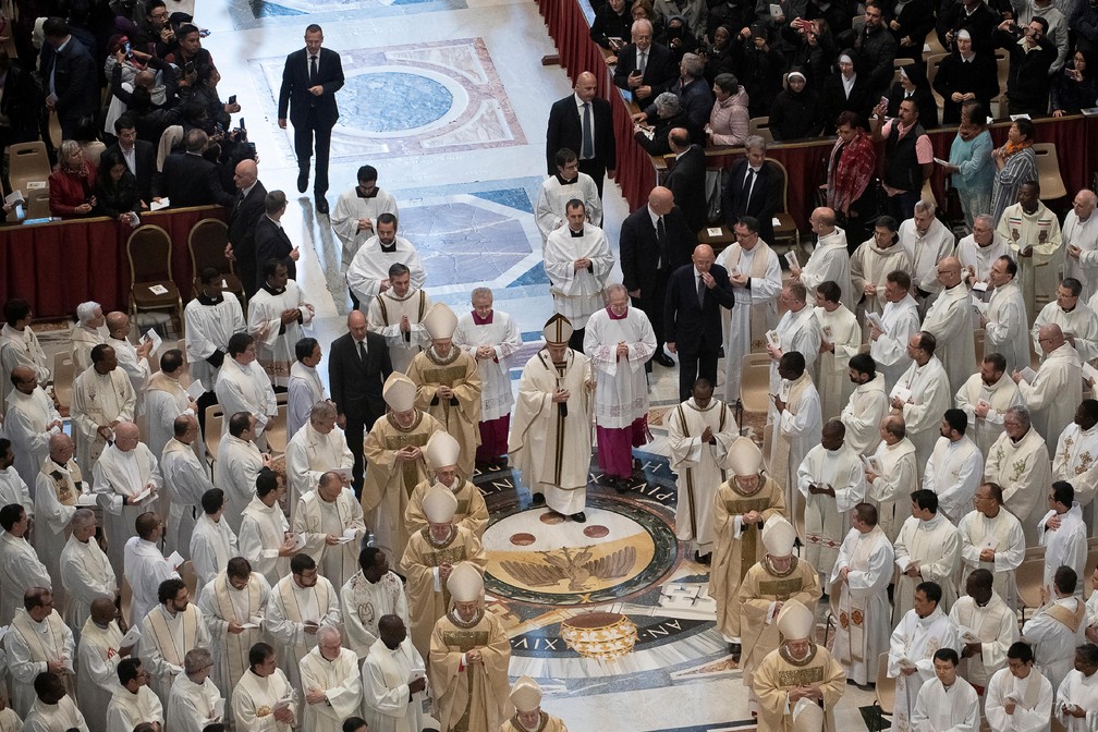 Papa Francisco celebra missa da quinta-feira (18) durante a Semana Santa da Páscoa, na Basílica de São Pedro, no Vaticano. — Foto: Vatican Media/­Handout via Reuters