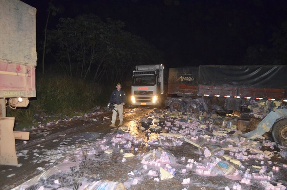 Carga de iogurte e queijo do caminhão baú ficou espalhada pela pista.  — Foto: Jaru Online/Reprodução