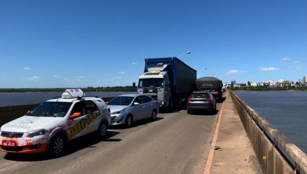 Fila para abastecer na Argentina se estendeu pela Ponte Internacional, entre Uruguaiana e Paso de los Libres — Foto: Douglas Freitas/RBS TV