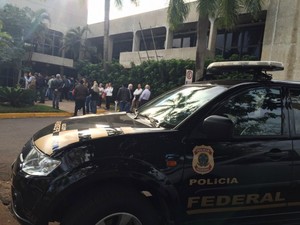 Polícia Federal na Secretaria de Obras do governo de MS (Foto: Cláudia Gaigher/ TV Morena)