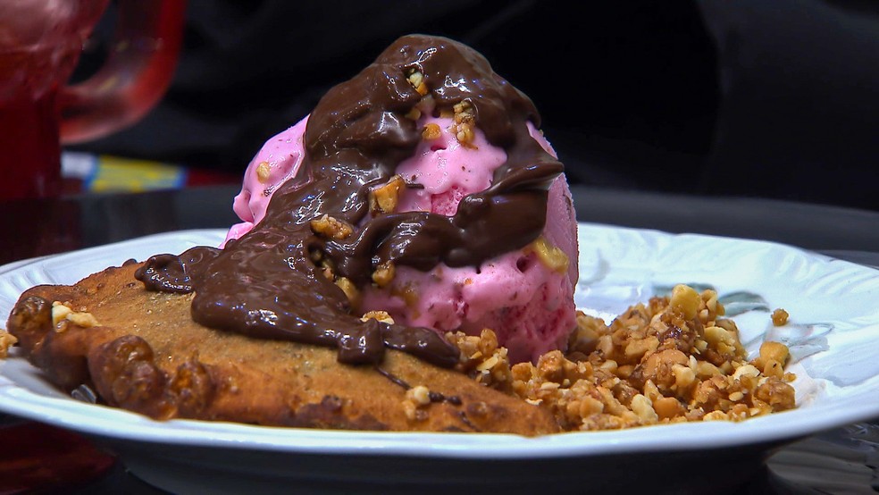 Pastel De Banana Caramelada Com Creme De Avela E Sorvete Com Cobertura Crocante Receitas