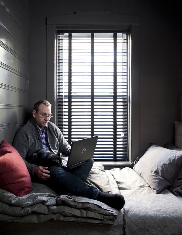 David Hopkins em seu quarto, um closet (Foto: Ryann Ford/The New York Times)