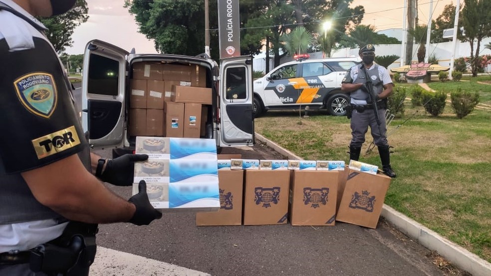 Caixas com cigarros contrabandeados foram apreendidas pela PM em Braúna (SP) — Foto: Polícia Militar Rodoviária/Divulgação