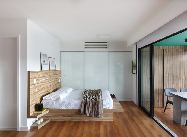 A planta do apartamento foi alterada para que a cama pudesse ficar de frente para a janela, permitindo uma melhor vista de São Paulo (Foto: Mariana Orsi)