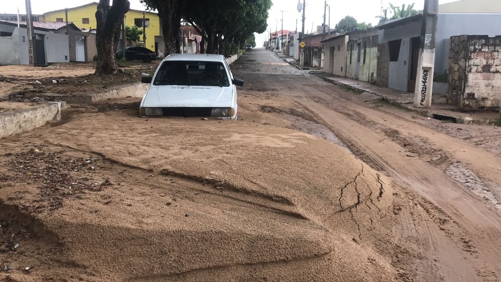 Rua dos Imigrantes foi tomada por areia e carro ficou atolado por conta da chuva — Foto: Cedida