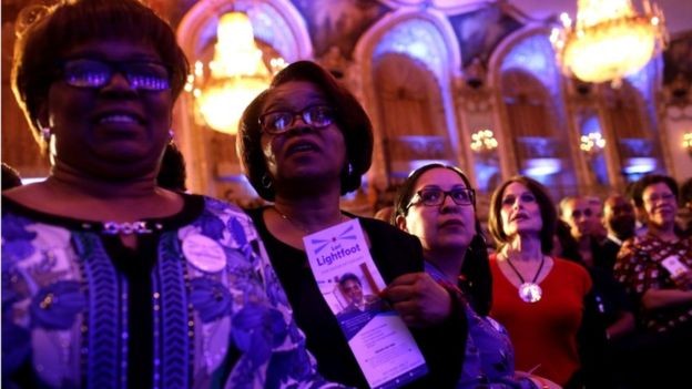 Apoiadoras da nova prefeita aguardavam com ansiedade o resultado da eleição (Foto: Reuters, via BBC)