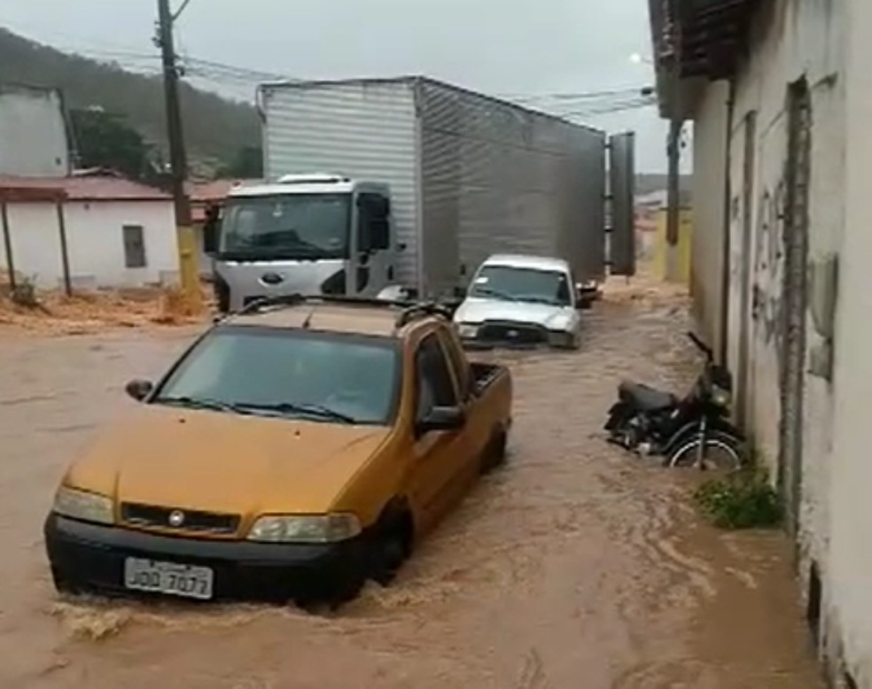 Chuva alaga ruas e deixa carros ilhados em Cícero Dantas, no interior da Bahia — Foto: Prefeitura de Cícero Dantas