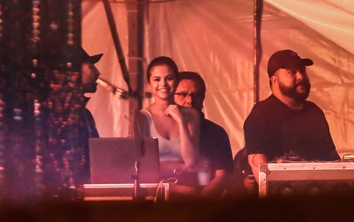Selena Gomez assiste show do namorado The Weekend