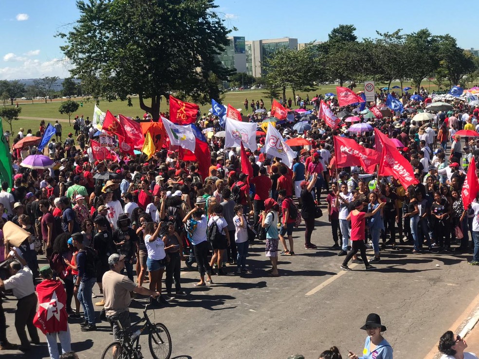 Manifestantes bloqueiam Eixo Monumental, em Brasília, durante protesto contra cortes de verbas na Educação nesta quinta-feira (30) — Foto: Pedro Borges/TV Globo 