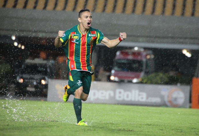 Pimentinha comemora gol no Castelão em jogo do Sampaio debaixo de chuva (Foto: Biné Morais/O Estado)