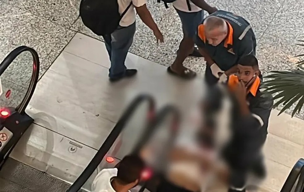 Homem é assassinado na escada rolante em shopping na Zona Oeste do Rio — Foto: Reprodução