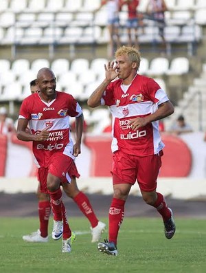 Olívio comemora o primeiro gol com a camisa do CRB (Foto: Ailton Cruz/ Gazeta de Alagoas)