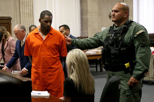 R. Kelly no tribunal; cantor enfrenta acusações de abuso sexual (Foto: Getty Images)