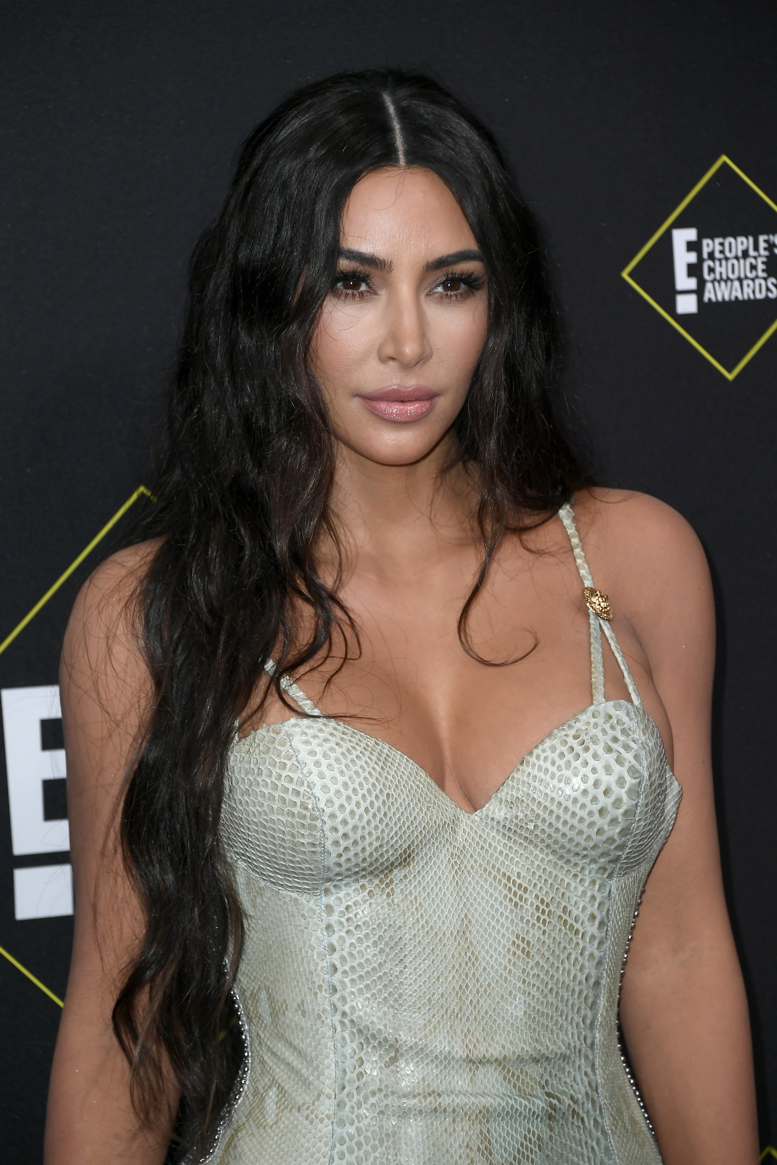 A socialite Kim Kardashian em sua chegada ao E! Peoples Choice Awards 2019 (Foto: Getty Images)