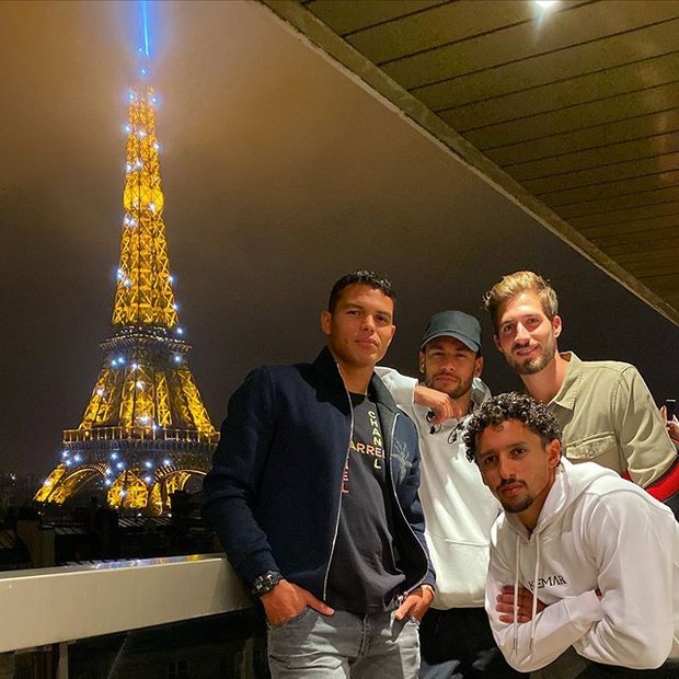 Neymar com Thiago Silva, Kevin Trapp e Marquinhos (Foto: @karinamartinifotografia/Reprodução Instagram)