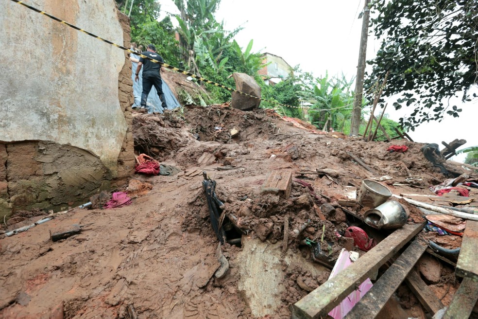 Equipes de órgãos públicos trabalham no local onde duas casas desabaram em Aratuba, no Ceará. — Foto: Fabiane de Paula/SVM