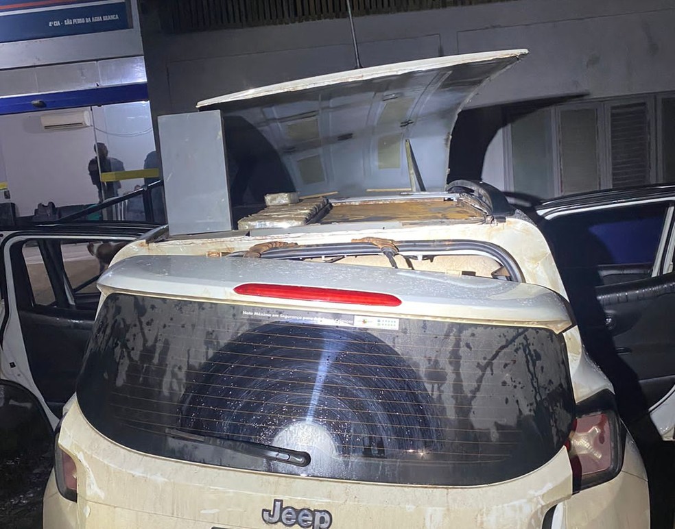 Homem é preso com 56 kg de cocaína escondidos em teto de carro em São Pedro da Água Branca — Foto: Divulgação/ PM