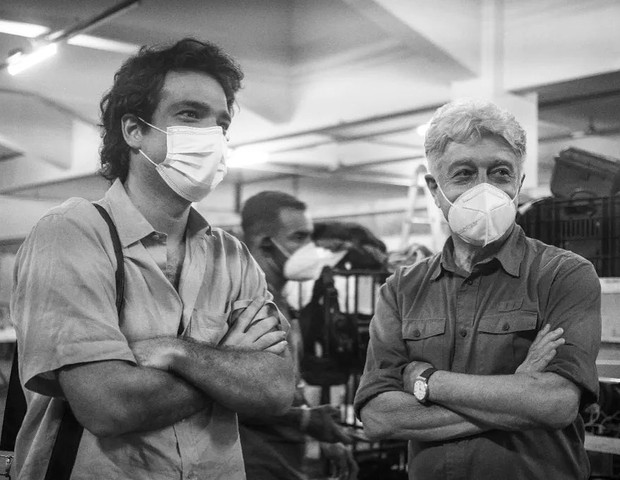 Humberto Carrão e Caco Barcellos nos bastidores de Rota 66  (Foto:  Reprodução/ Aline Arruda)