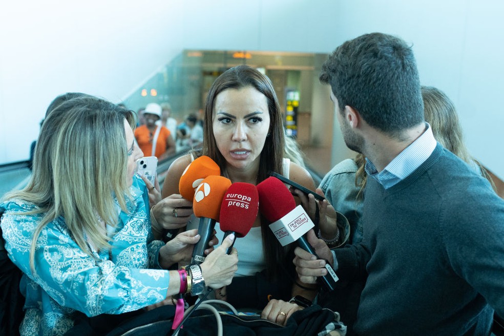 Dinora Santana, ex-mulher de Daniel Alves, em desembarque na Espanha — Foto: Getty Images