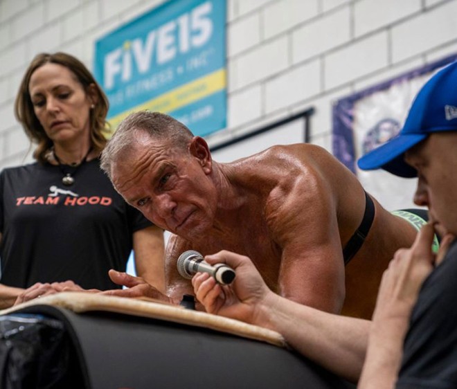 George Hood, 62, na posição que lhe garantiu um recorde mundial (Foto: Reprodução / Josef Holic photography)