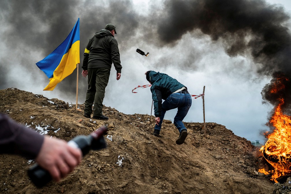 1º de março - Civis treinam arremesso de coquetéis Molotov em Zhytomyr, na Ucrânia, para defender a cidade da invasão russa — Foto: Viacheslav Ratynskyi/Reuters