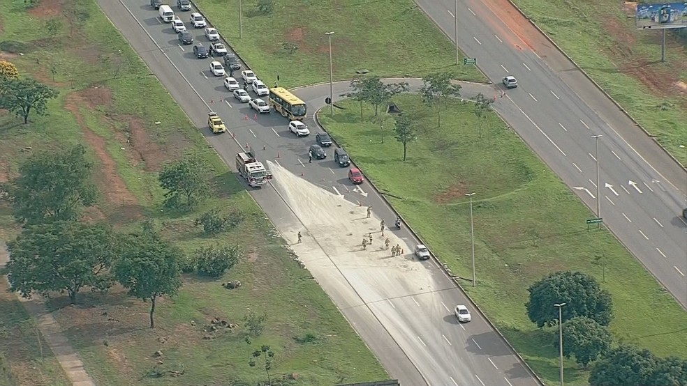 Carga de cimento tomba na Epia Norte, no Distrito Federal, e deixa trânsito congestionado — Foto: TV Globo/Reprodução 