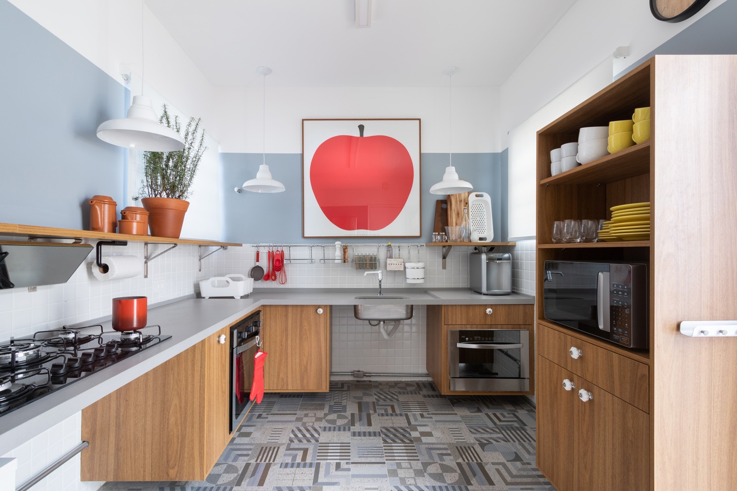 Décor do dia: cozinha acessível tem tons azulados e madeira (Foto: Alexandre Disaro/Divulgação)