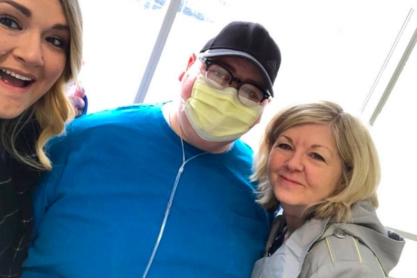O participante do reality show The Biggest Loser Daniel Wright com a mãe e a esposa durante seu período de tratamento contra um câncer (Foto: Facebook)