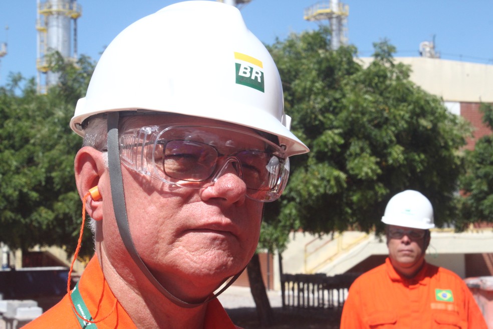 Tuerte Amaral Rolim, diretor da Unidade Operacional da Petrobras no RN e no Ceará. Ao fundo, Wagner Diniz Boni, atual gerente-geral da Refinaria Clara Camarão (Foto: Igor Jácome/G1)