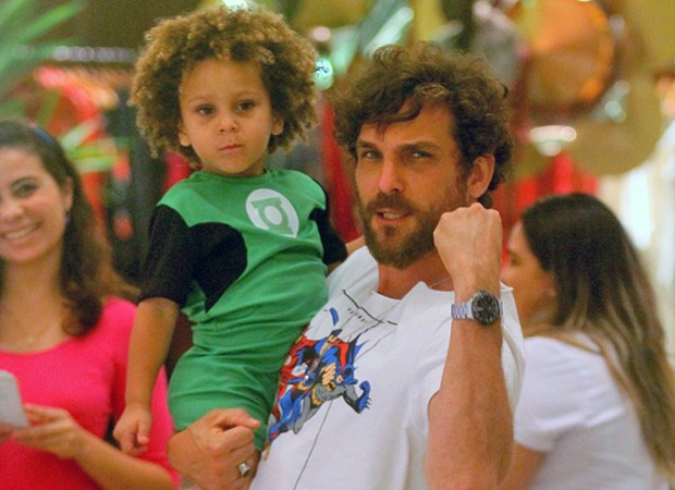 Igor Rickli com o filho, Antônio (Foto: Daniel Delmiro/ AgNews)