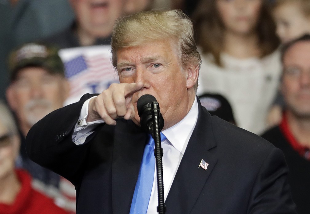 Donald Trump fala em comício em Charlotte, na Carolina do Norte — Foto: Chuck Burton/AP