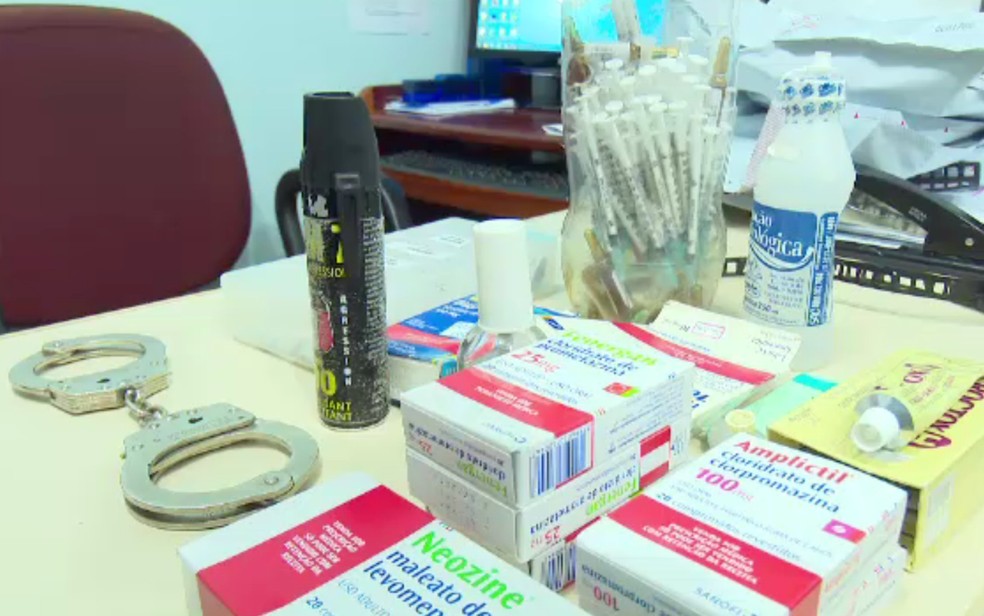 Algemas, sprays, remédios e seringas foram encontrados na clinica (Foto: Reprodução/Rede Amazônica)