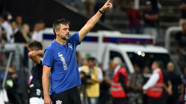 Com Carille suspenso, Leandro Silva, o Cuca, dirigiu o Timão no banco