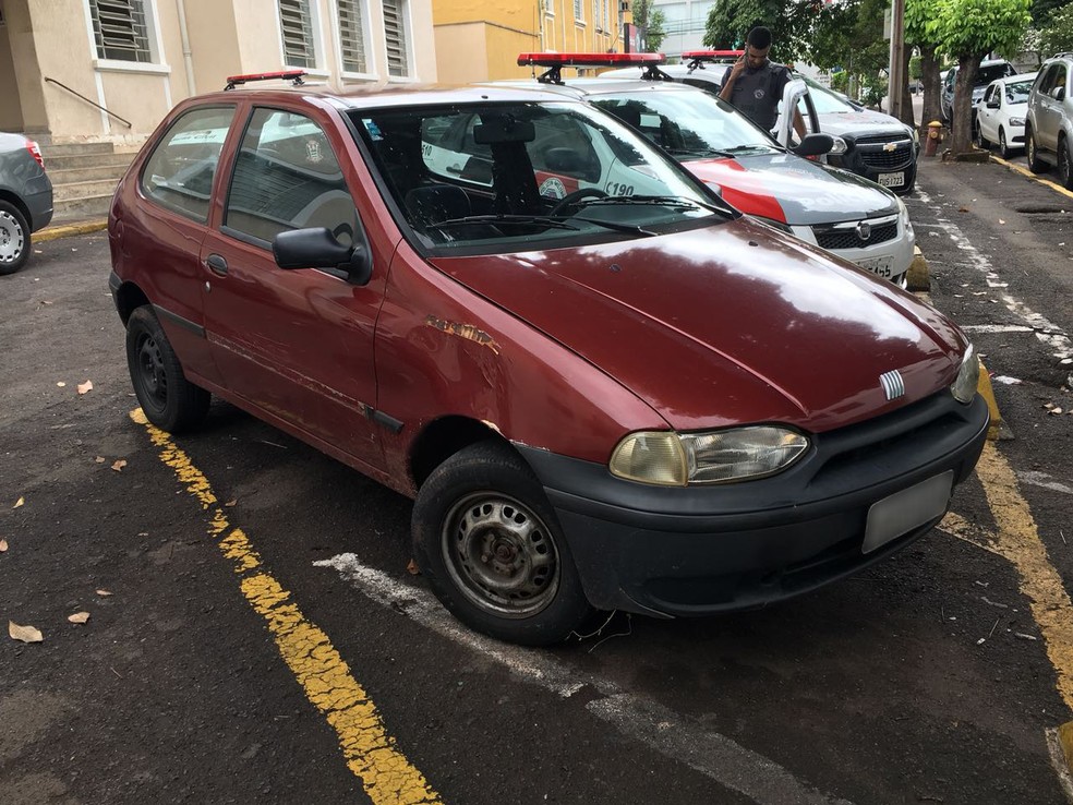 Objetos furtados foram encontrados dentro do carro (Foto: G1)