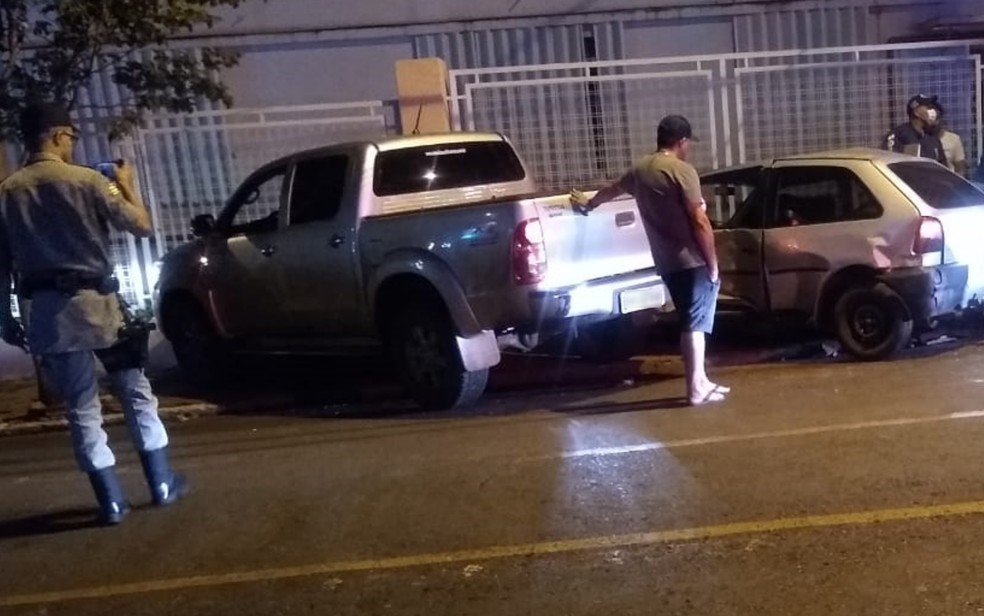 Confusão começou após a caminhonete bater na traseira de um carro de passeio, em Itumbiara — Foto: Divulgação/Polícia Militar de Goiás