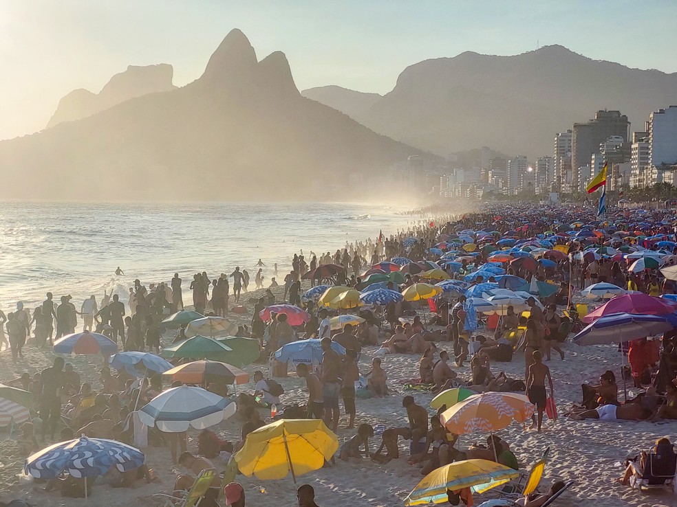 Movimento de banhistas na Praia de Ipanema, na Zona Sul do Rio de Janeiro, neste domingo (23). — Foto: Alexandre Brum/Enquadrar/Estadão Conteúdo