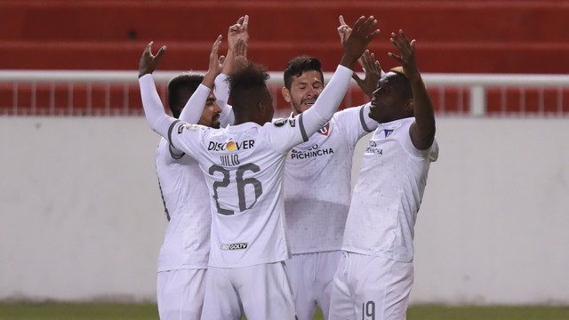 Jogadores da LDU comemoram gol sobre o São Paulo