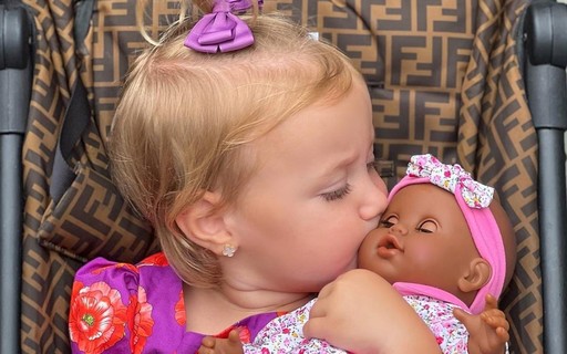 Ana Paula Siebert mostra Vicky Justus com boneca: "Ganhei nova netinha"
