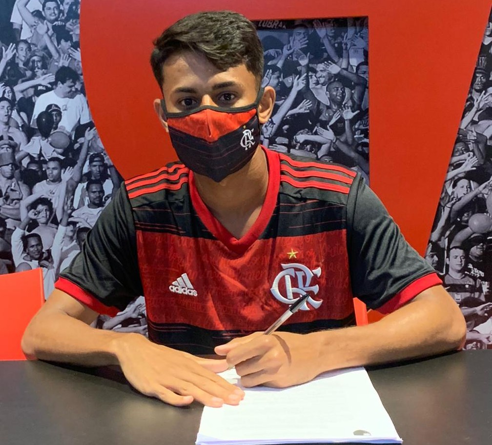 Gabriel Barros na assinatura de contrato com o Flamengo — Foto: Divulgação