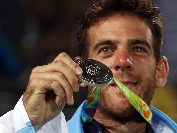 Juan Martín Del Potro leva medalha de prata no tênis (Foto: Marcos Brindicci/Reuters)
