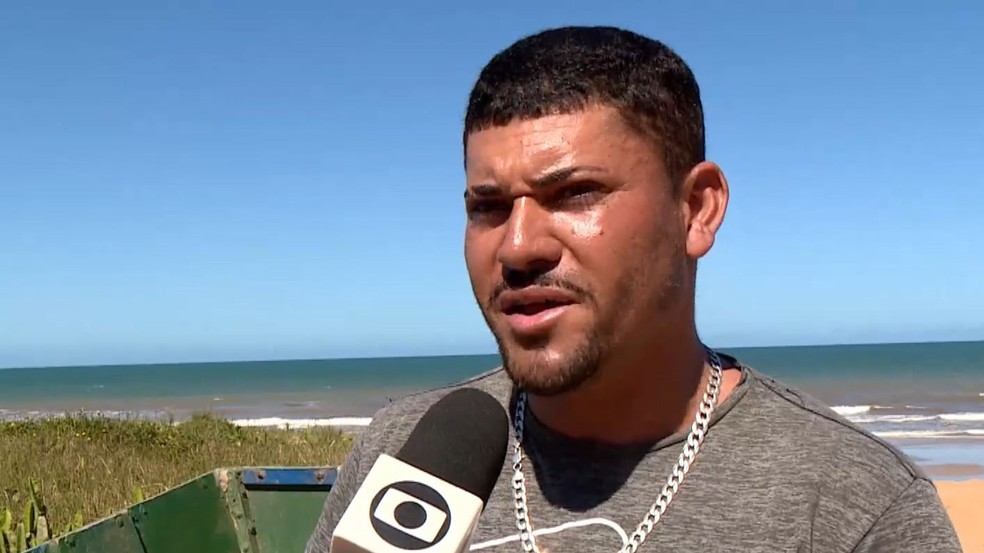 O pescador Rodrigo Miguel ajudou a resgatar os pescadores à deriva em alto-mar no ES — Foto: Reprodução/TV Gazeta