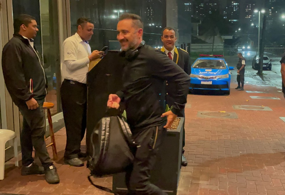 Com Vítor Pereira, Corinthians chega ao Rio para enfrentar o Flamengo; veja quem viajou