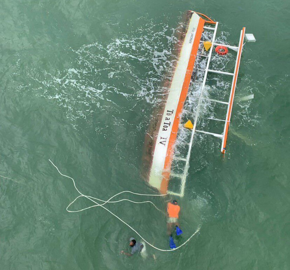 Naufrágio de catamarã em Maragogi, Litoral Norte de Alagoas, deixou duas pessoas mortas — Foto: Divulgação/Corpo de Bombeiros