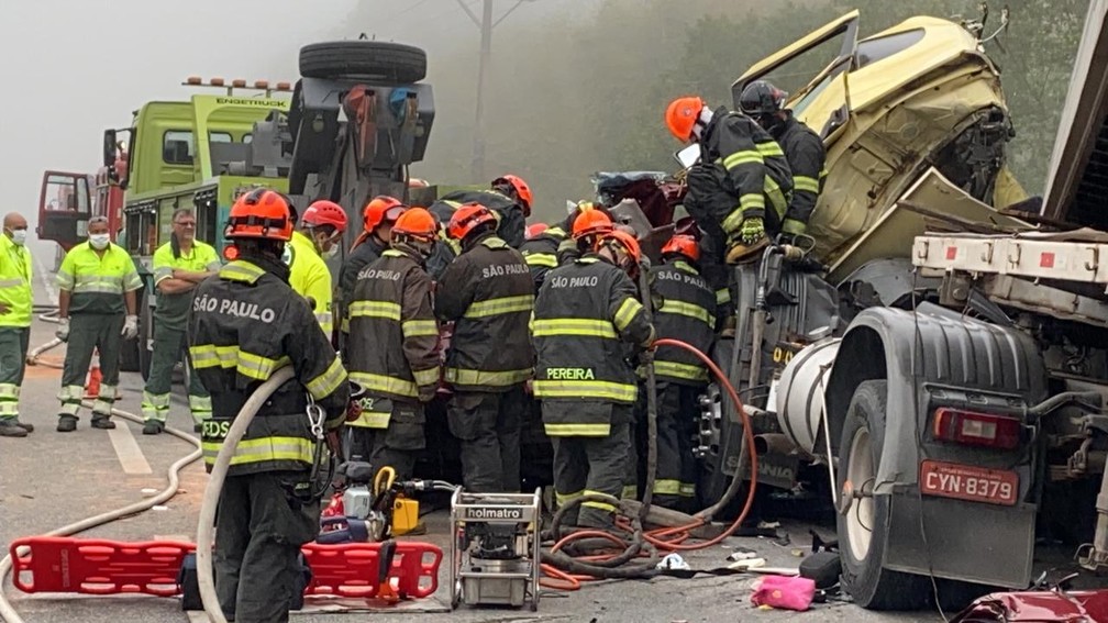 Bombeiros trabalham para retirada de vítimas do acidente de Km 35 da rodovia Anchieta, no sentido litoral. — Foto: Abrahão Cruz/TV Globo