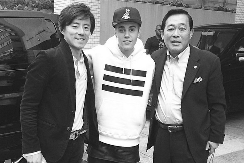 Bieber com executivos de sua gravadora no Japão. (Foto: Instagram)