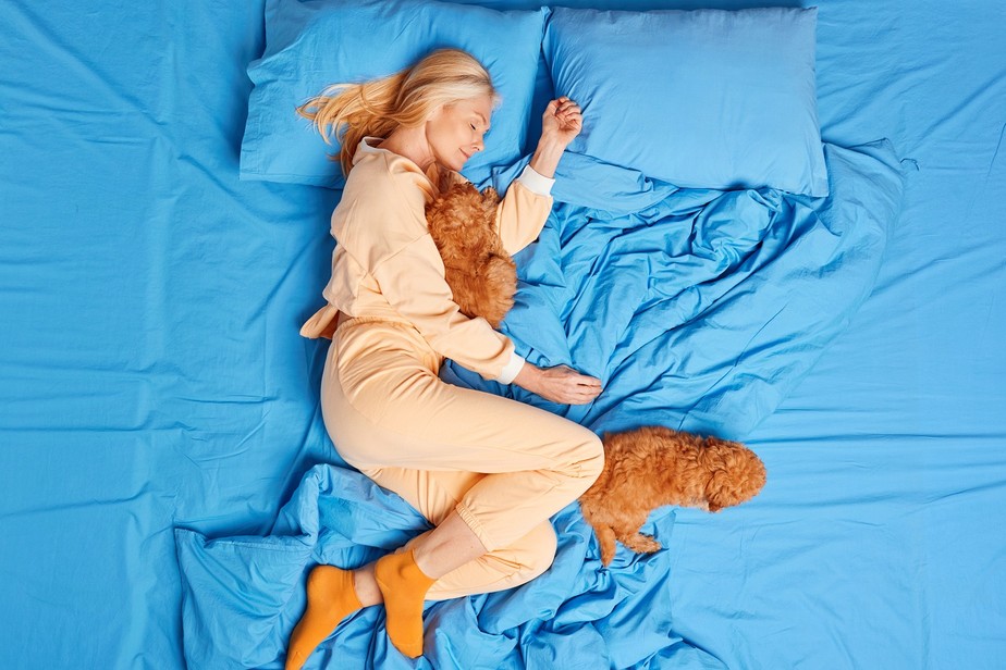 É importante que o tutor observe se o pet costuma se movimentar durante a noite para que, ao dormirem juntos, ambos não tenham o sono prejudicado