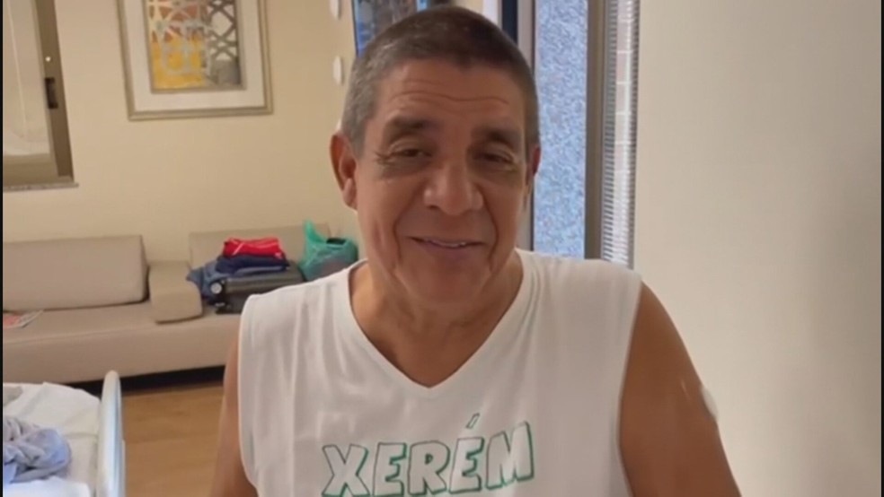 Em mensagem gravada no hospital, Zeca Pagodinho agradece orações e pede que todos se vacinem — Foto: Reprodução/ TV Globo