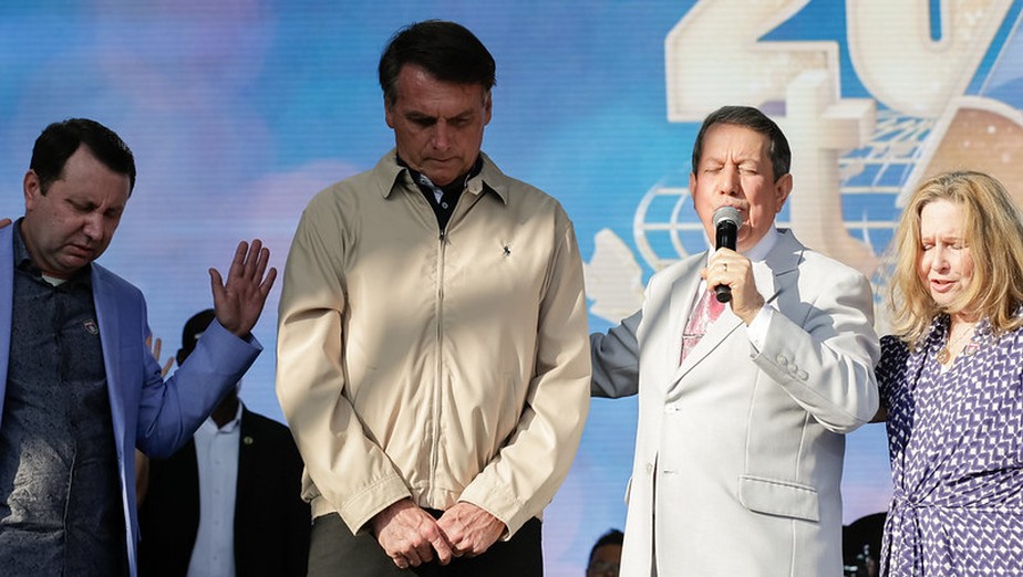 Bolsonaro participa de cerimônia da Igreja Internacional da Graça de Deus, de RR Soares, no Rio